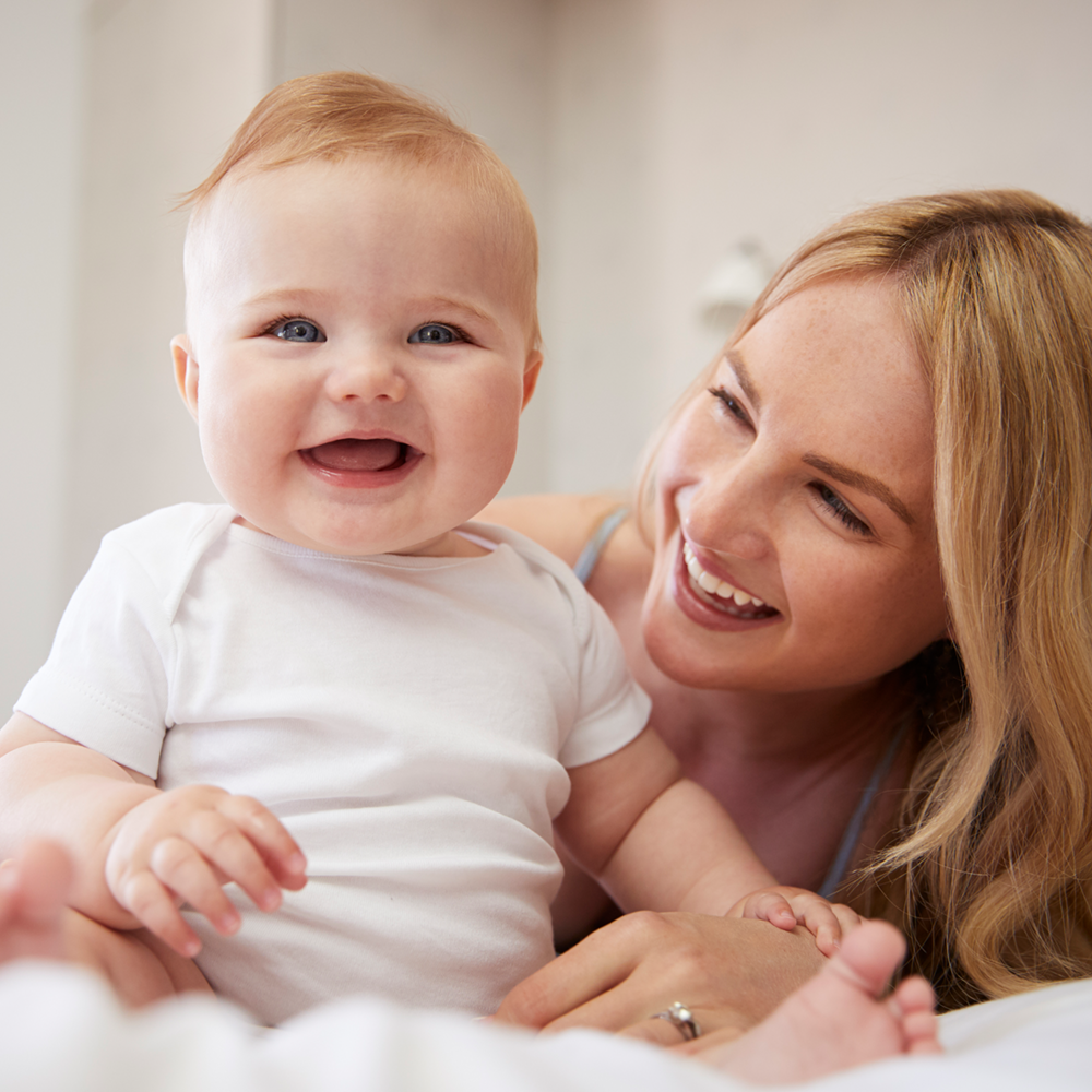 Fröhliches Baby und Mutter