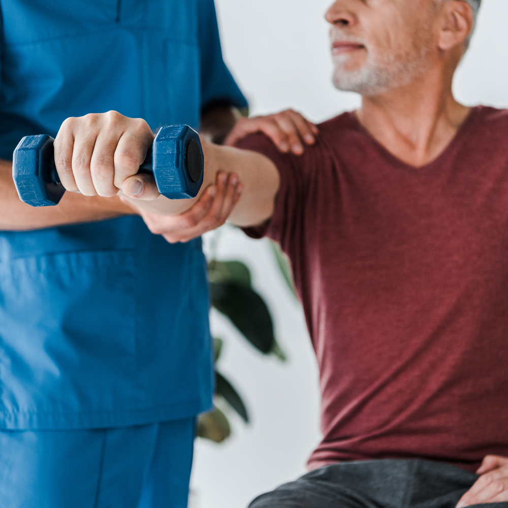 Alter Mensch macht Physio Übungen